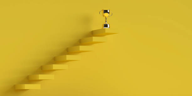 上に金のトロフィーとコピースペースと黄色で効率的な登山はしごブロック - トロフィー ストックフォトと画像