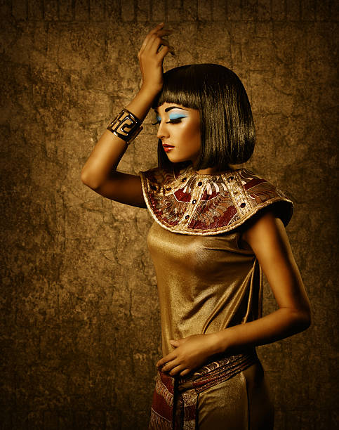 egyptian woman style makeup portrait - cleopatra stockfoto's en -beelden