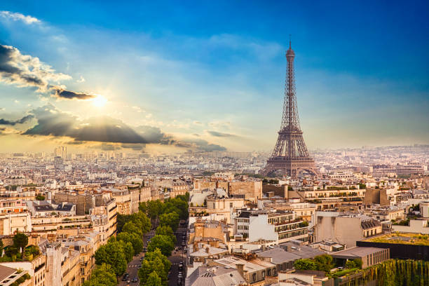 eiffelturm in der skyline von paris im morgengrauen - paris stock-fotos und bilder