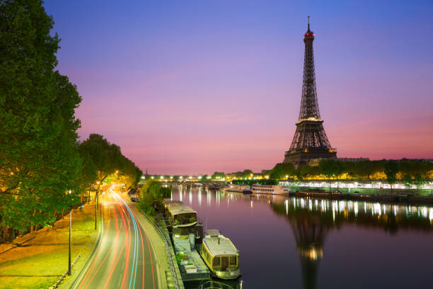 eiffel tower, paris, at dusk - paris night imagens e fotografias de stock