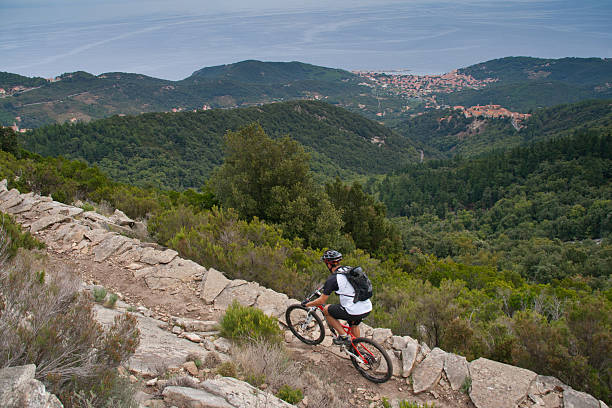 isola d'elba, monte perone in sella a una mountain bike - isola d'elba foto e immagini stock