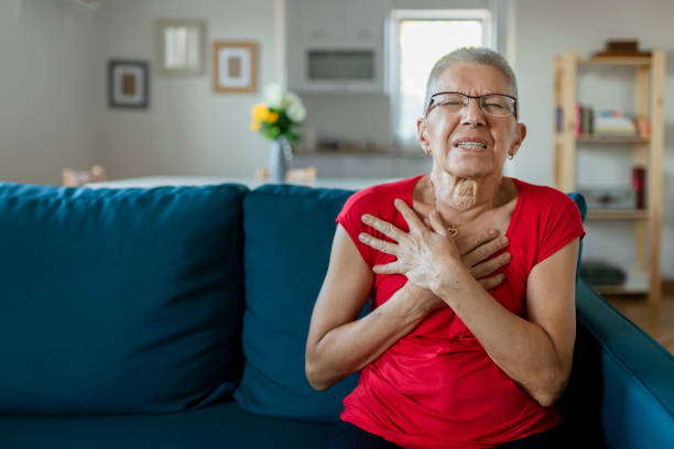 äldre kvinna med bröstsmärtor eller hjärtinfarkt - medelålders kvinna bröstsmärtor bildbanksfoton och bilder