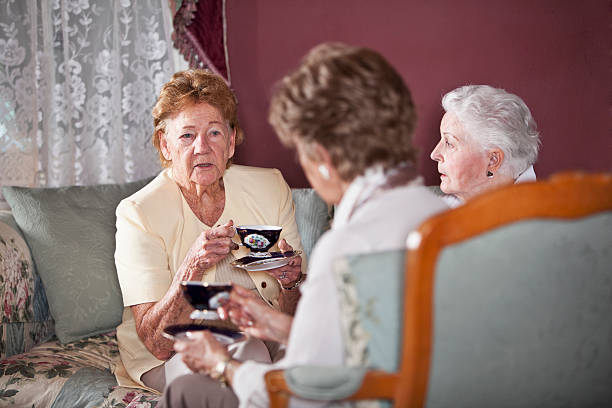ältere damen trinken tee - kaffeeklatsch stock-fotos und bilder