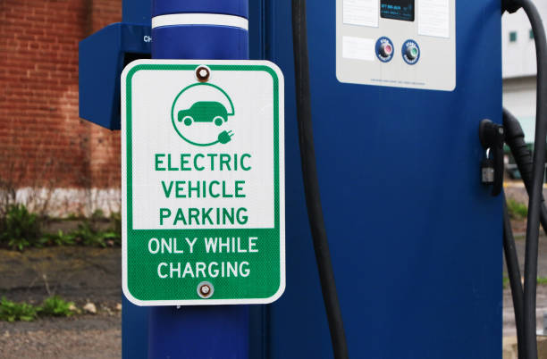 het elektrische teken van de autoparkeerplaats met elektrische autolader -  autolader stockfoto's en -beelden