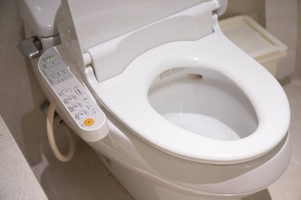 自動フラッシュシステム、日本のトイレボウルとトイレ衛生陶器の電子制御パネル。 - トイレ ストックフォトと画像