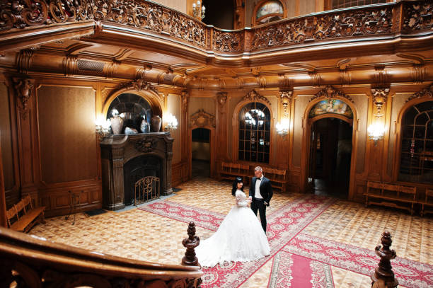 elegance bruiloft paar in de liefde op het koninklijk paleis. - castle couple stockfoto's en -beelden