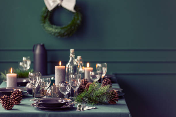 elegante tavolo da pranzo con bicchieri da vino, piatti e candele pronto per la cena di natale - christmas table foto e immagini stock