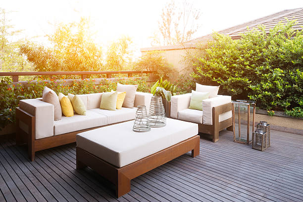 elegante einrichtung und design in moderner terrasse - terrasse grundstück stock-fotos und bilder