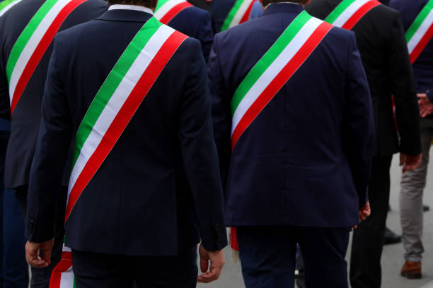 eleganti sindaci italiani durante l'evento con la banda tricolore verde bianco e rosso - verona napoli foto e immagini stock