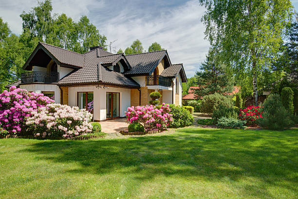 elegante neue villa mit garten - terrasse grundstück stock-fotos und bilder