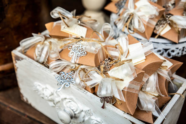 elegant party favors with vintage box elegant wedding favors inside a vintage box wedding bonbonniere stock pictures, royalty-free photos & images