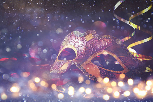 elegante maschera veneziana in mardi gras su sfondo glitter - carnevale venezia foto e immagini stock