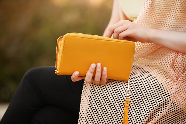 赤いハンドバッグクラッチバッグを持つエレガントな女性 - 財布 ストックフォトと画像