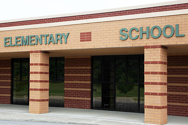 Elementary school Sign for a modern elementary school elementary school building stock pictures, royalty-free photos & images