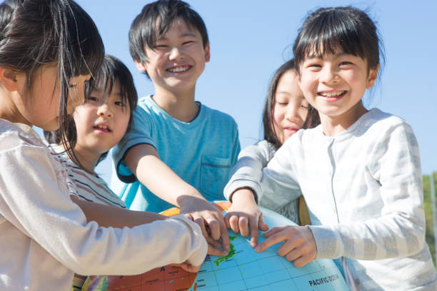 地球儀を持つ小学生 - 勉強　日本人 ストックフォトと画像