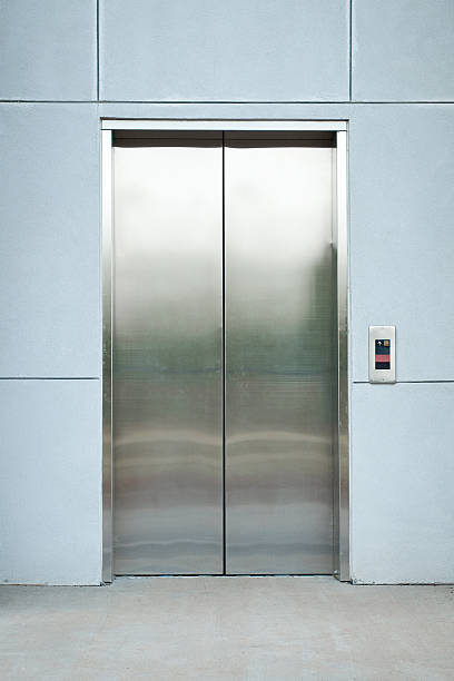 エレベーター - ビル　しまっている ストックフォトと画像