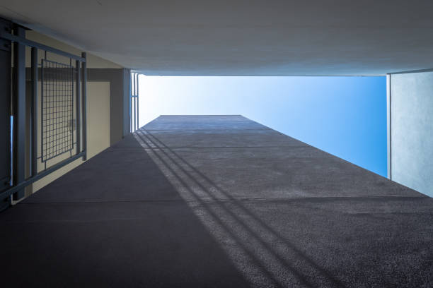 albero ascensore e cielo blu - forced perspective foto e immagini stock
