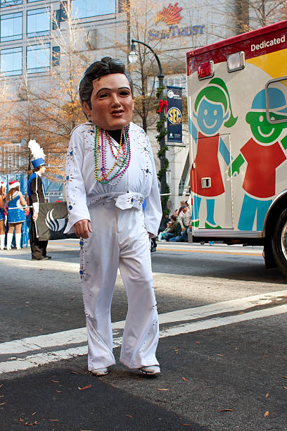 имперсонатор bobblehead характер гуляет в атланте рождественский парад - elvis presley стоковые фото и изображения