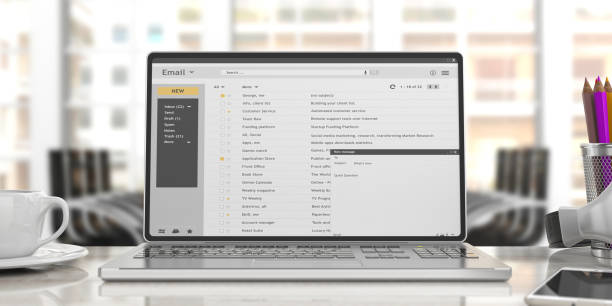 mensajes en una pantalla de ordenador portátil aislado en un escritorio, fondo de la oficina. ilustración 3d - email fotografías e imágenes de stock