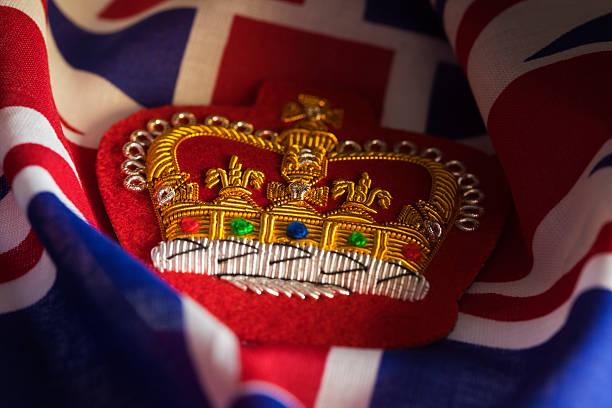 queens stemma ricamato con corona e union jack - queen elizabeth foto e immagini stock