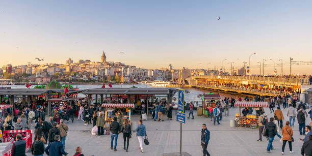 eminönü piazza med flytande fiskrestauranger och stadsutsikt inklusive galatatornet och galatabron, istanbul, turkiet - beyoglu bildbanksfoton och bilder