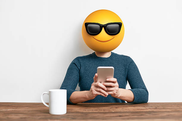 emoji head woman usando el teléfono inteligente - smiley face fotografías e imágenes de stock