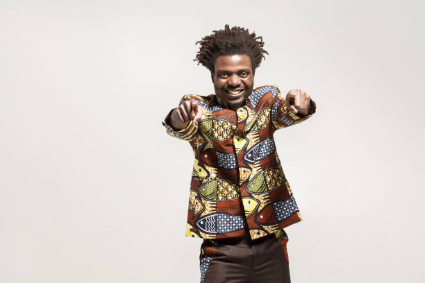 hombre africano de emoción, toothy sonrientes dedos apuntando a cámara - ni��o fotografías e imágenes de stock