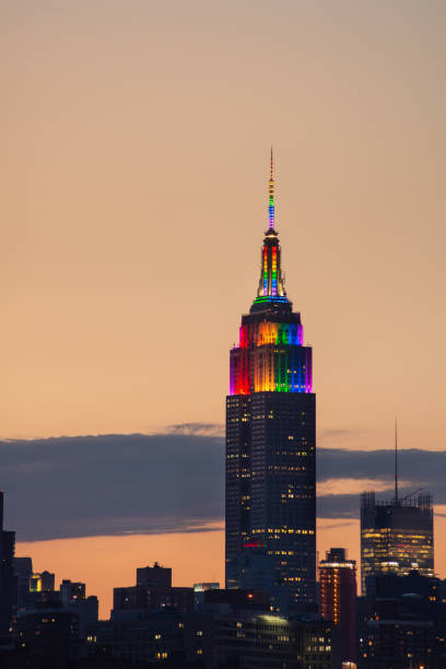 atardecer de orgullo del empire state building - nyc pride parade fotografías e imágenes de stock