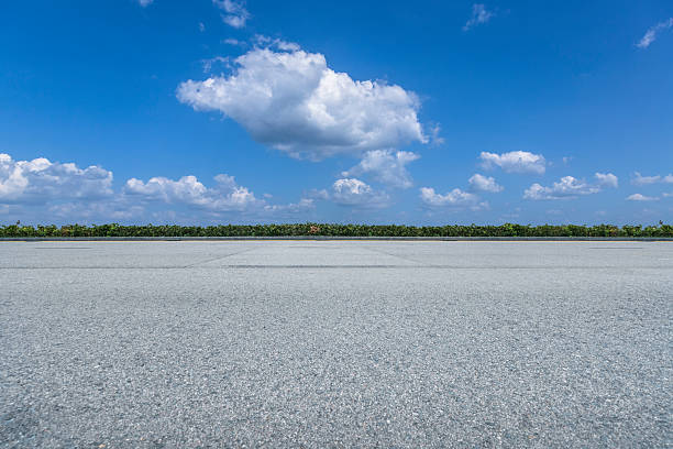 empty asphalt road against blue sky - zhou stockfoto's en -beelden