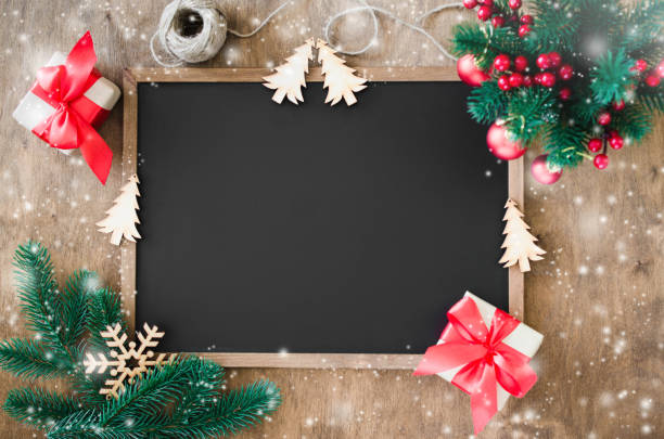 クリスマスの装飾、赤いギフト ボックス、モミの枝空の黒板。 - メニュー 写真 ストックフォトと画像