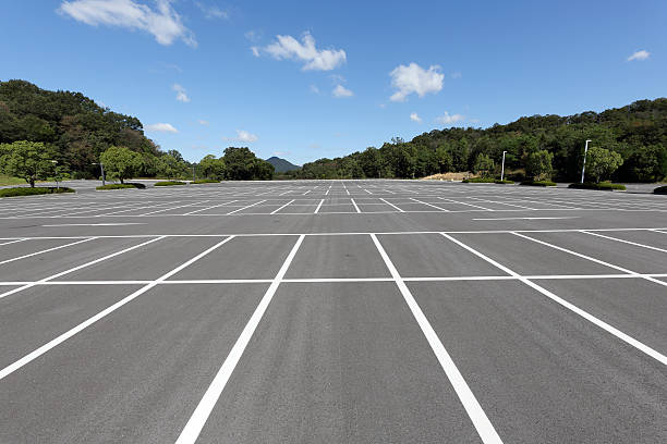 empty car parking lot - parking stockfoto's en -beelden