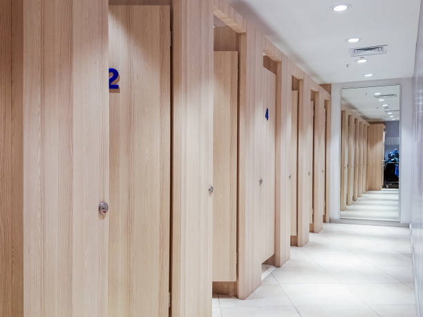 empty changing rooms with wooden doors in a boutique - changing room imagens e fotografias de stock