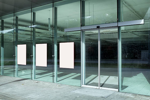 empty glass store front during construction - etalage stockfoto's en -beelden