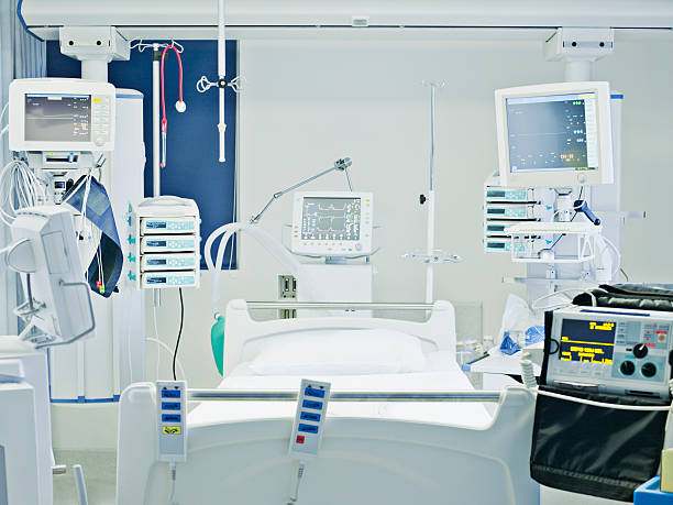 leere krankenhaus bett in intensive pflege - medizinisches gerät stock-fotos und bilder