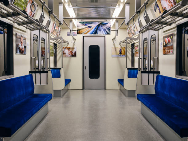 空の日本の地下鉄列車 - 電車 ストックフォトと画像