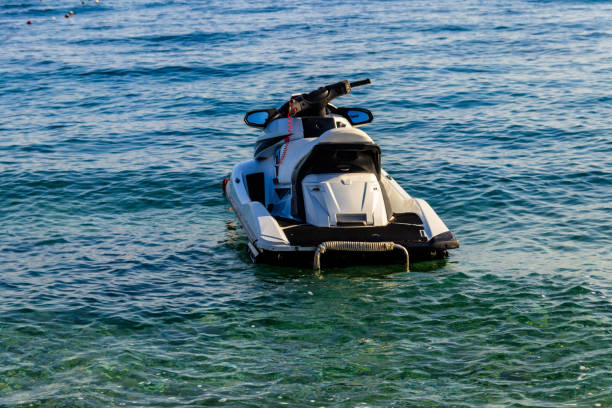 tom vattenskoter i ett hav. sommarlov koncept - vattenskoter motor bildbanksfoton och bilder