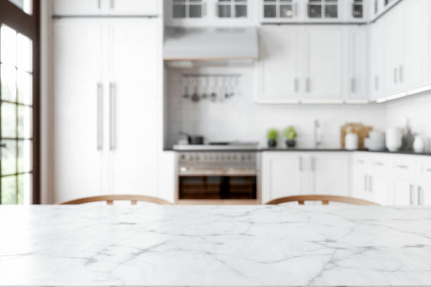 leerer marmor esstisch mit holzstühlen und defokussiertem küchenhintergrund. - kitchen stock-fotos und bilder