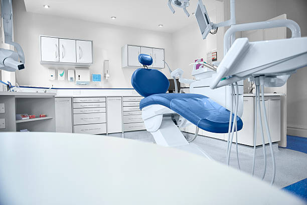empty modern dentist room a clean modern well equipped dental surgery prepped and ready to take the first patient of the day . dentist's office stock pictures, royalty-free photos & images