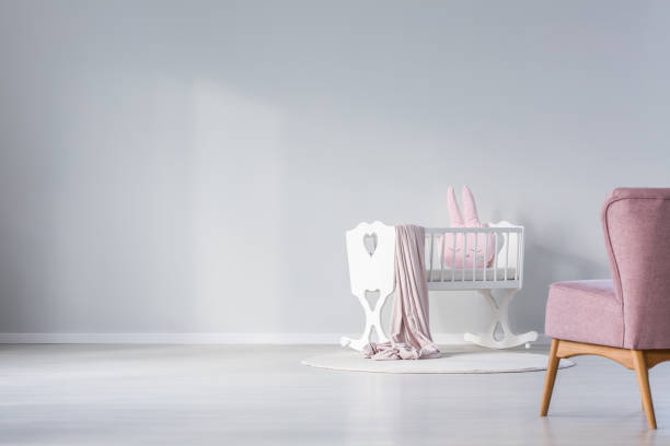 lege muur in baby's kamer - cradle to cradle stockfoto's en -beelden