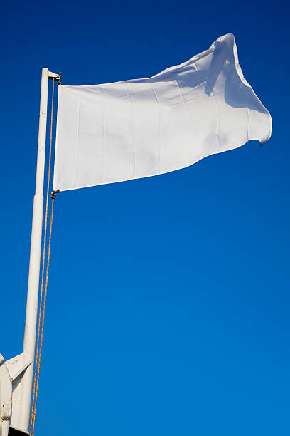 空のホワイトの前で国旗ウェイブズ深いブルースカイ - 白旗 ストックフォトと画像