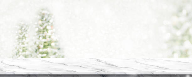 lege wit marmeren tafelblad met abstracte warme woonkamer decor met kerstboom string licht vervagen achtergrond met sneeuw, vakantie achtergrond, mock-up banner voor weergave van reclameproduct. - plankje plant touw stockfoto's en -beelden