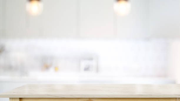 leerer, weißer marmortisch im modernen küchenraum hintergrund. für produkt-oder lebensmittelmontage - kitchen table stock-fotos und bilder