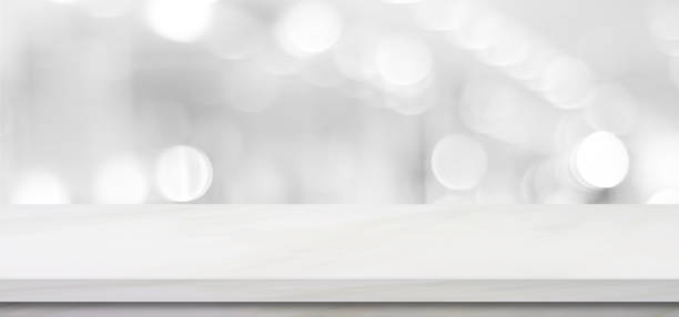 leere weiße tischplatte, theke, schreibtisch hintergrund über unschärfe perspektive bokeh licht hintergrund, weißer marmor stein tisch, regal und verschwommene küche restaurant für lebensmittel, produkt-display mockup, vorlage - kitchen table stock-fotos und bilder