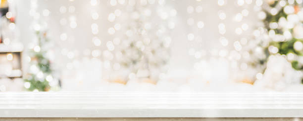 lege witte zou tafelblad met abstracte warme woonkamer decor met kerstboom string licht vervagen achtergrond met sneeuw, vakantie achtergrond, mock-up banner voor weergave van reclameproduct. - plankje plant touw stockfoto's en -beelden