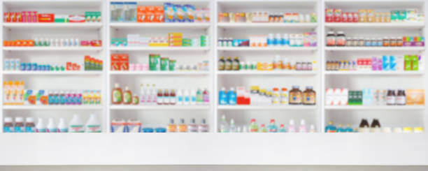 piano del bancone in legno vuoto con scaffali della farmacia sfumano lo sfondo del prodotto di medicina farmaceutica - farmacia foto e immagini stock