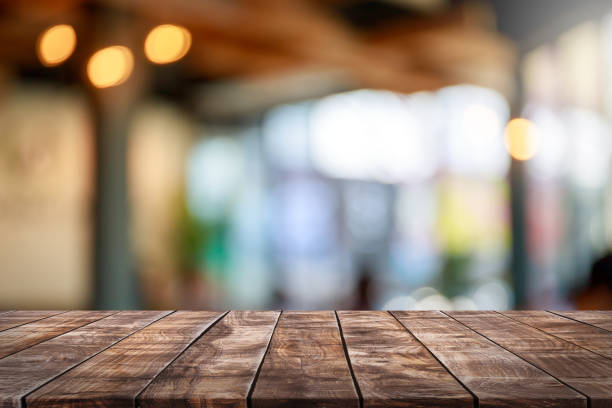 piano tavolo in legno vuoto e sfocatura vetro finestra interno ristorante banner mock up sfondo astratto - può essere utilizzato per visualizzare o montare i vostri prodotti. - table foto e immagini stock