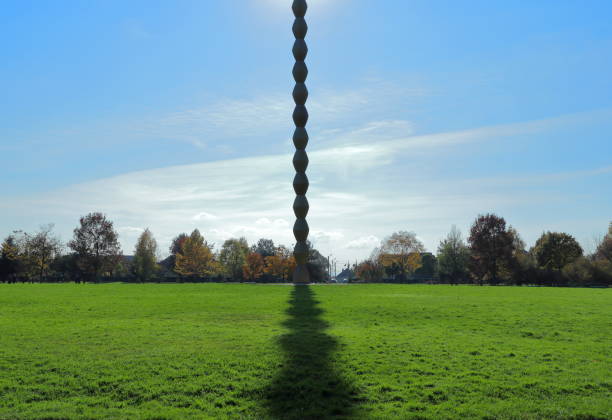 eindeloze kolom (infinity column) monument door de lokale beeldhouwer constantin brancusi - focus un focus stockfoto's en -beelden