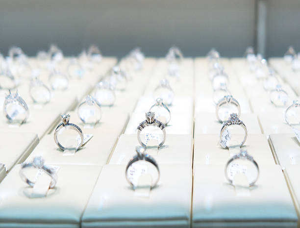 engagement rings in store - diamant ring display stockfoto's en -beelden