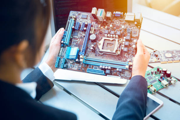 ingenieur inspecteren de uiteindelijke productie van gedrukte circuit computer logic board voorbereiden voor massaproductie proces. - mother board stockfoto's en -beelden
