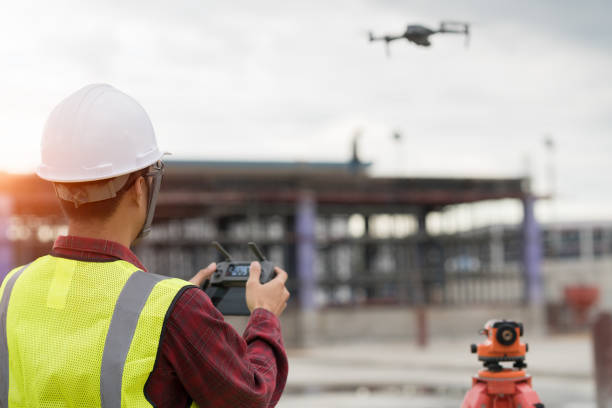 topógrafo engenheiro trabalhando com o drone no canteiro de obras - drone - fotografias e filmes do acervo